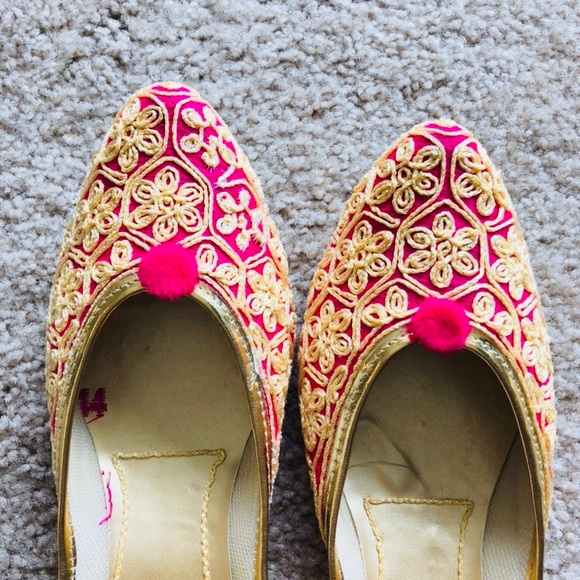 Shoes - MOVING OUT SOON ! MUST GO ! Twisted Pinky Jutti